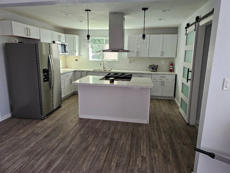 Building Photo - 9805 P St