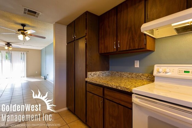 Building Photo - Spacious 2Bdm 2Ba Condo at LakeBrook Villas