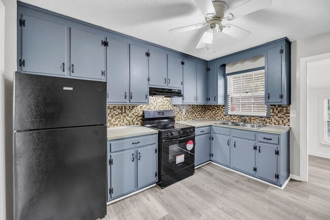 Building Photo - 2 Bed with Flex Space 1 Bath Home in Heart...