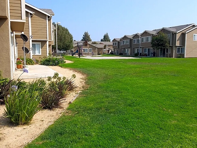 Building Photo - San Vicente Townhomes