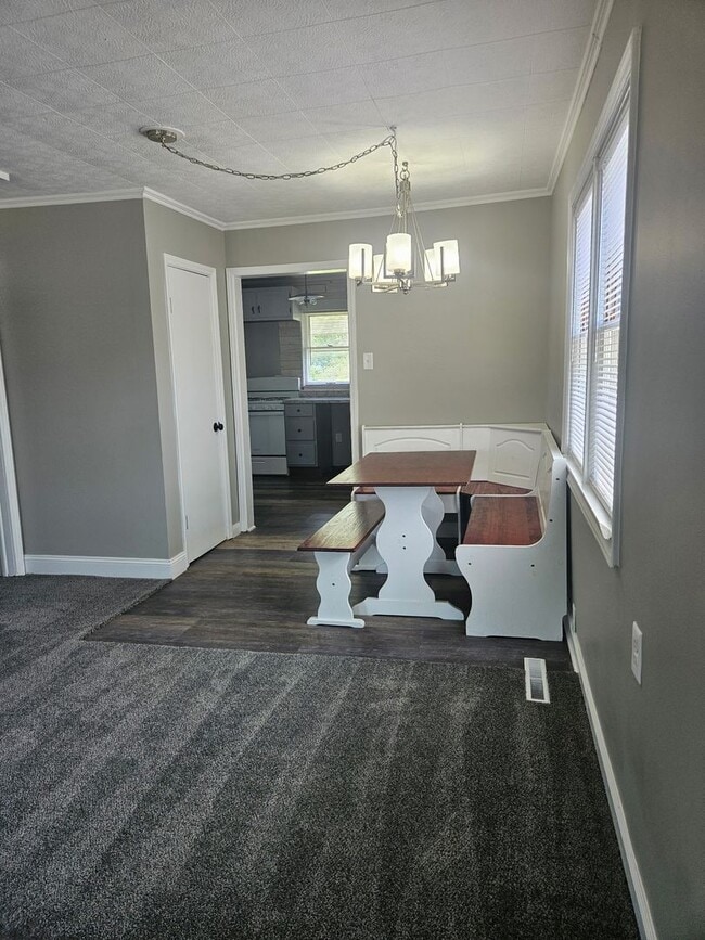 Building Photo - 2 Bed 1 Bath Home with fenced in yard loca...
