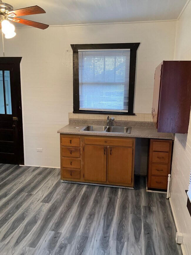 Building Photo - Move In Special Offered! PRICE REDUCED!