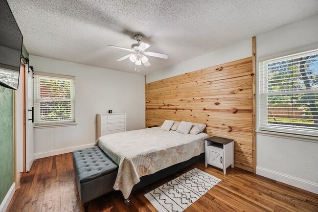 Building Photo - 404 E Alexander Ln