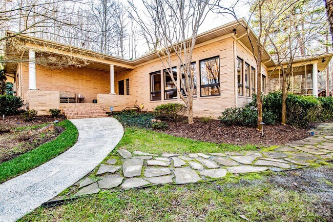 Building Photo - 3911 Lakeside Dr