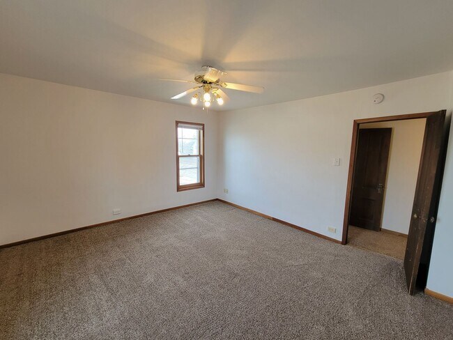 Building Photo - 321 W 5th St