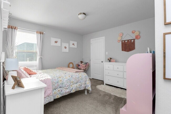 Building Photo - ASK ABOUT FREE APPLICATIONS THROUGH AUGUST!  "Spacious 6-Bedroom Retreat with 3.5 Baths and Over ...