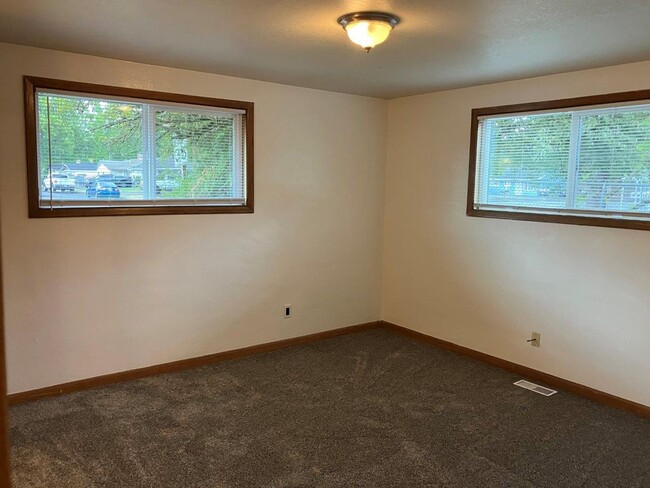 Building Photo - Large Three Bedroom Home in North Salem, C...