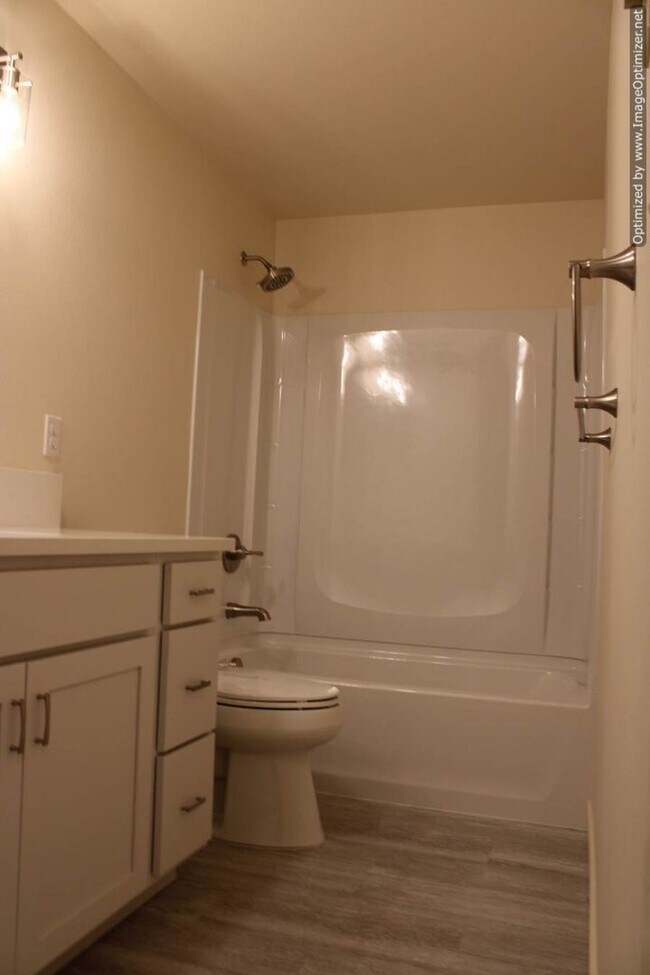 Building Photo - Bright Updated -2 bedroom 2 bath Duplex