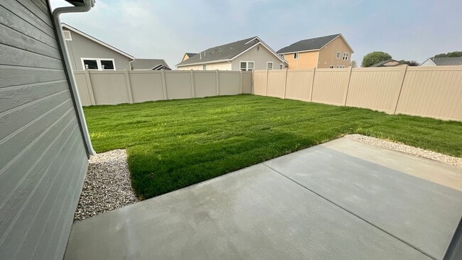 Building Photo - $2,199.00 / Large 4 bed 2 bath / 3 car gar...