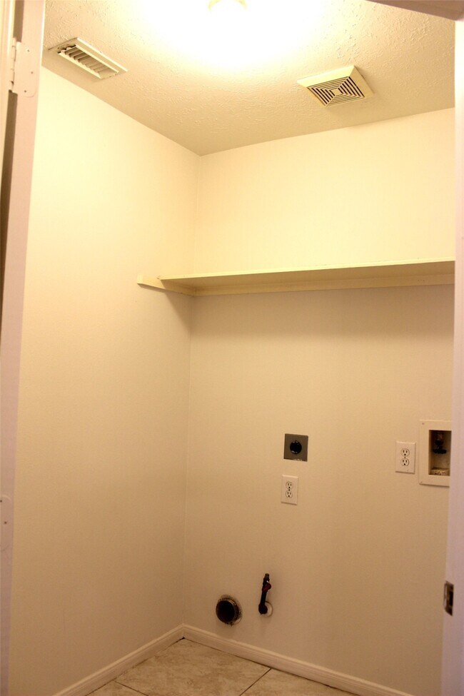 Building Photo - 16014 Clayton Green Dr