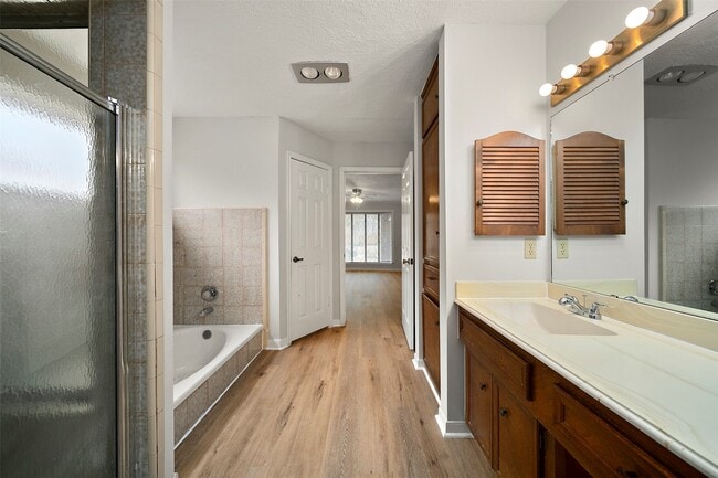 Building Photo - 4003 Greenbriar Dr