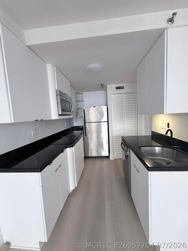 Building Photo - 540 Brickell Key Dr