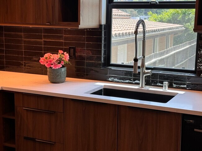 Building Photo - 2111 Hyperion Ave