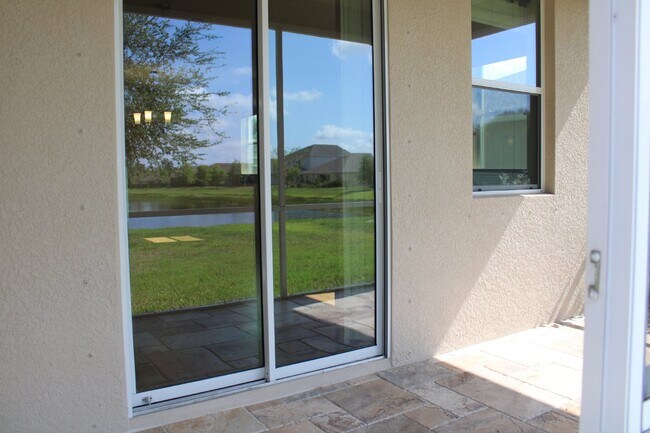 Building Photo - "Stunning 3 Bed/2 Bath Home with Lake View...