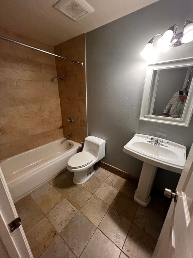 Building Photo - Great one story home close to TAFB