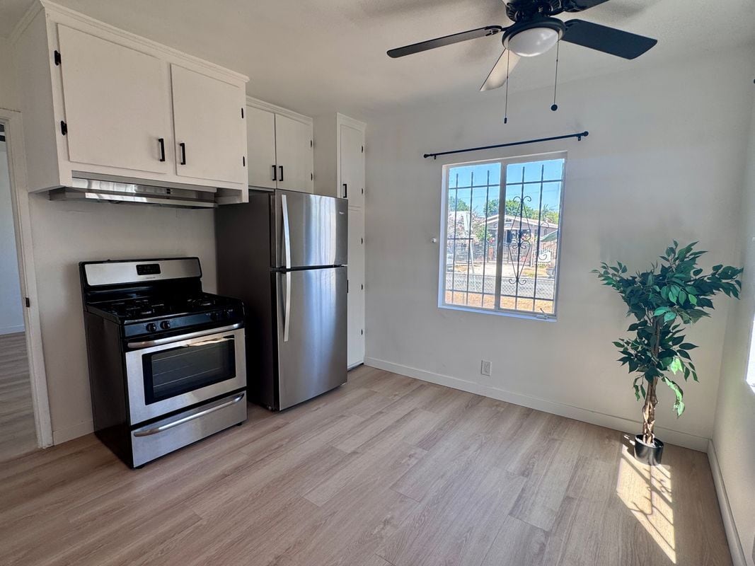 Building Photo - 1542 W 60th St