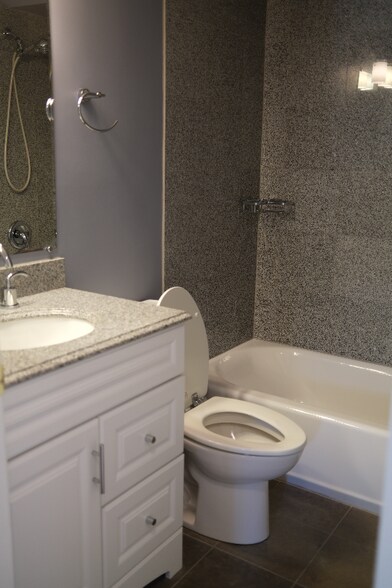 Building Photo - 153A Bradford Ct