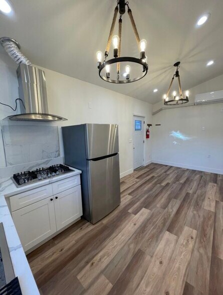 Building Photo - 13353 Killion St