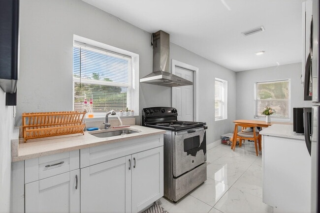 Building Photo - 614 N E St