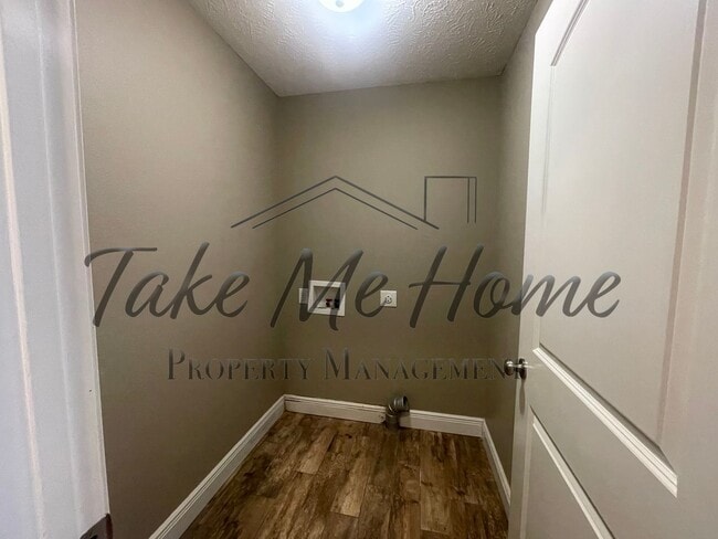 Building Photo - 4 Bedroom home in Springfield school district!