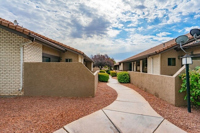 Building Photo - Spacious Updated Townhome in Downtown St. ...