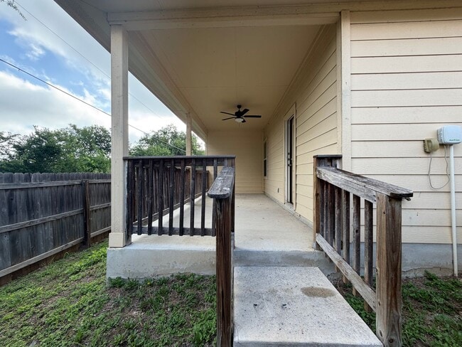 Building Photo - Luxury 3/2 Duplex in Seguin, Texas