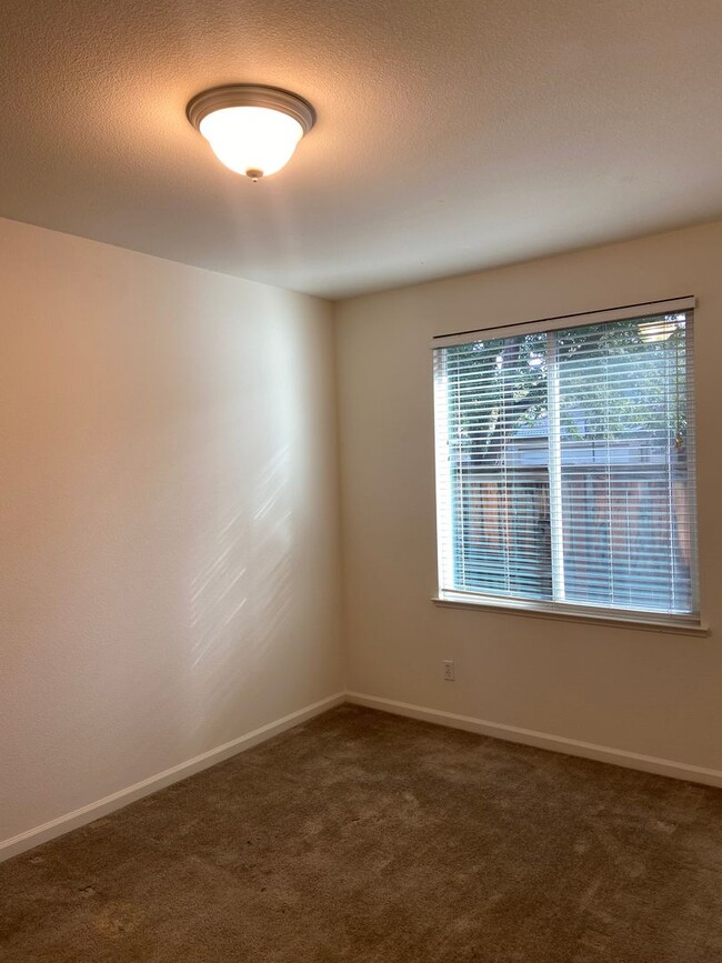 Building Photo - Folsom Parkway 3 Bdrm, 2 bath - Close to s...