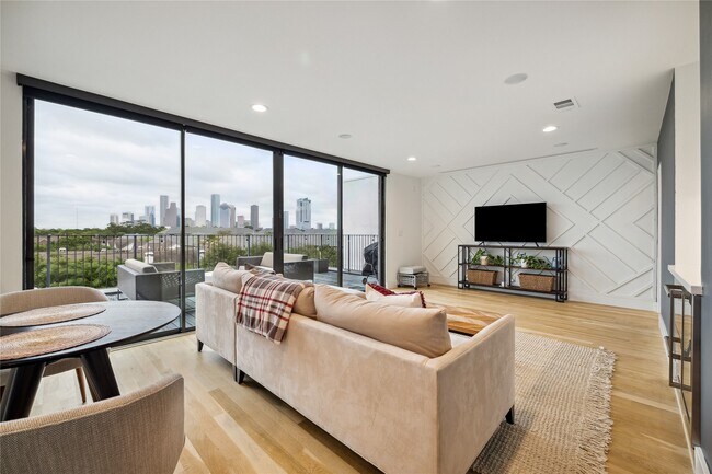 Building Photo - 711 Memorial Heights Dr