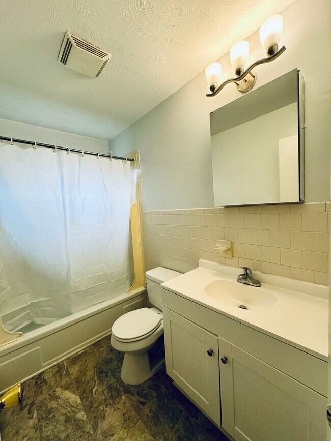 Building Photo - Two Bedroom Apartment for Rent