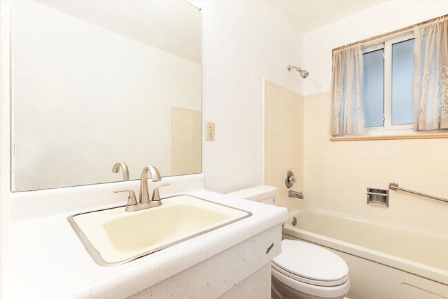 Building Photo - Vintage 5 bed Home in Green Mountain Estat...