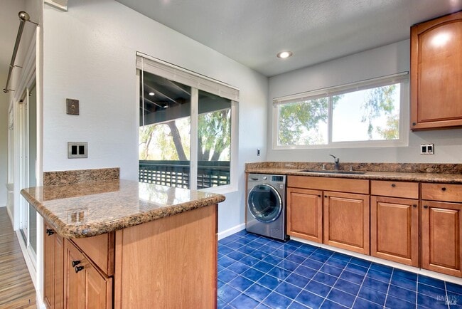 Building Photo - 355 Parkview Terrace