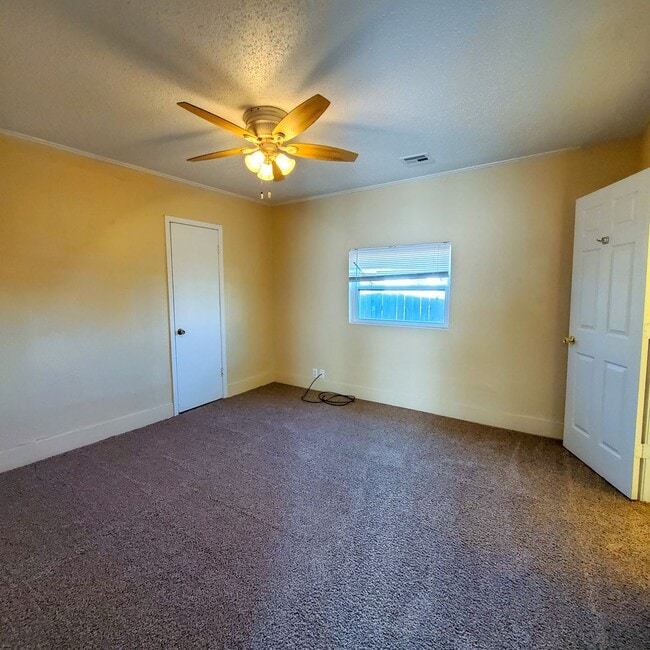Building Photo - 3 Bedroom home in Shawnee