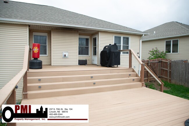 Building Photo - 4 Bedroom and 3 bathroom Fully Furnished
