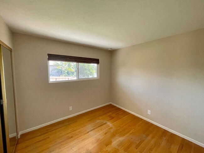 Building Photo - Beautiful 4B/2.5BA House in Oceanside w/ Attached Garage & W/D!