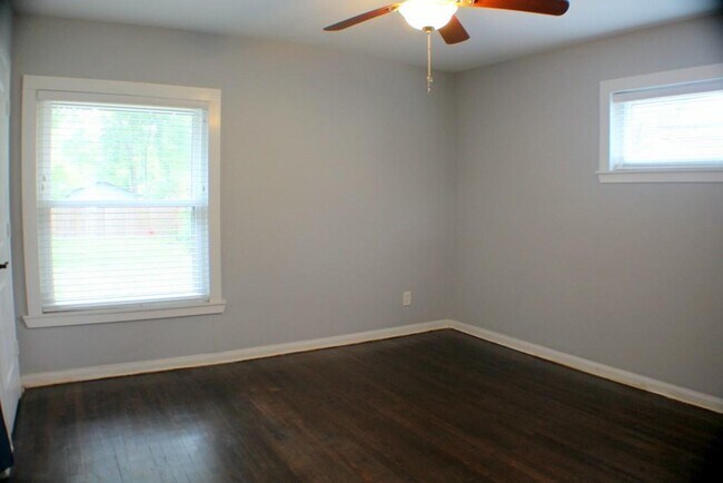 Building Photo - 8241 Glenview Dr
