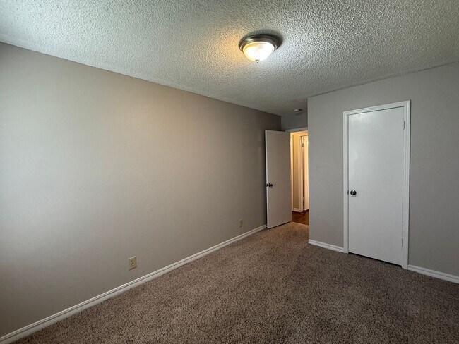Building Photo - Welcome to your new home on this great corner lot with 3 bedrooms and 2 baths in Owasso!