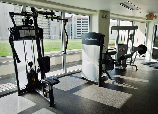 Building Photo - 9815 S Thomas Dr