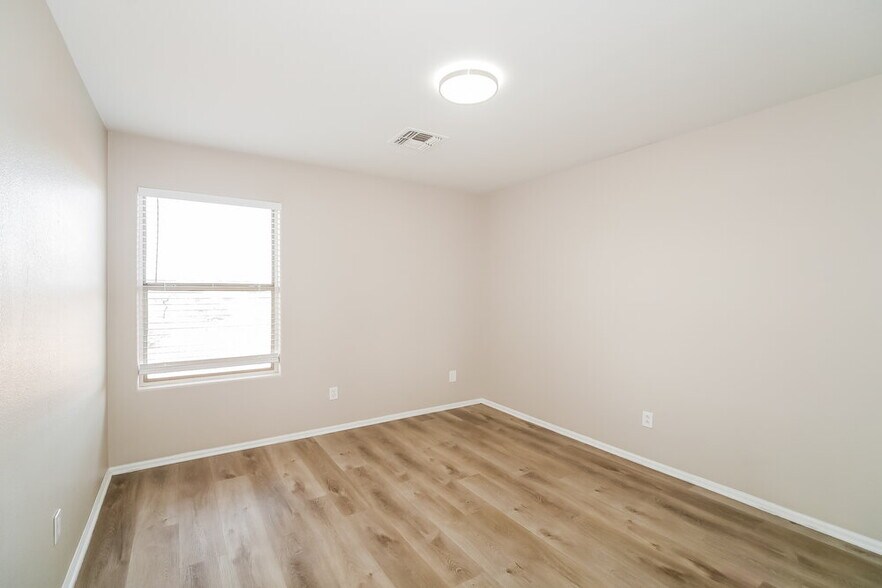 Building Photo - 8622 S 50th Ln