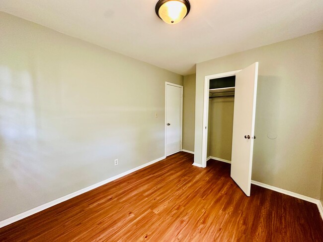Building Photo - 3 bedroom home near Cane Run Rd now availa...