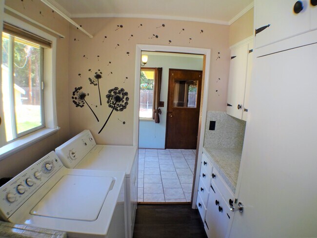 Building Photo - 226 W 6th Ave