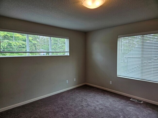 Building Photo - 5Bd/3Ba Two Story House - For viewing!