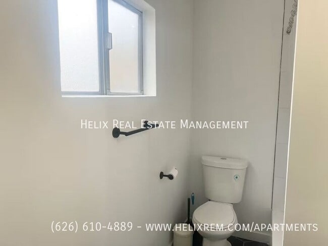 Building Photo - 523 E Live Oak Ave