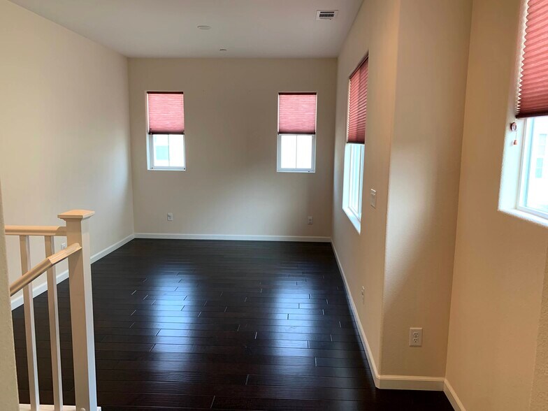 2nd Floor Deck - 5853 Flora Cmn