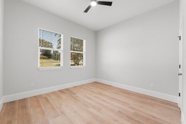 Building Photo - 3532 White Oak Point Dr