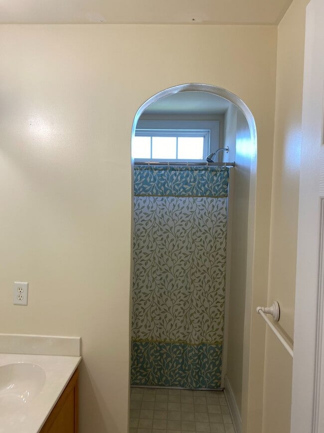 Building Photo - Stunning 4bdrm/2.5bth Home w/Loft Located ...