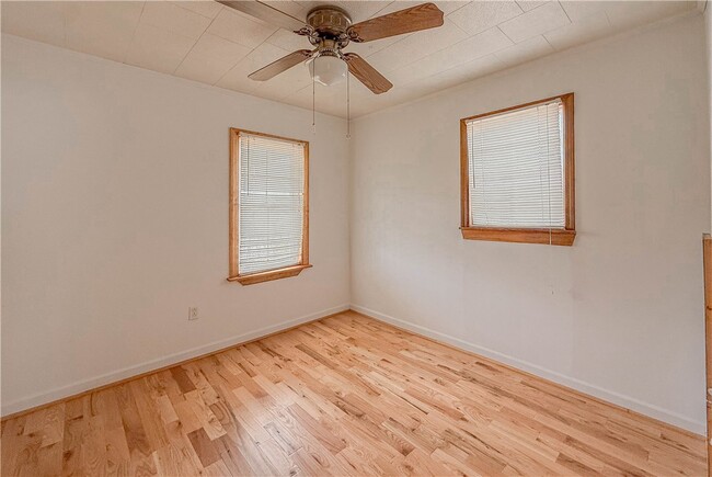 Building Photo - 937 E Main St