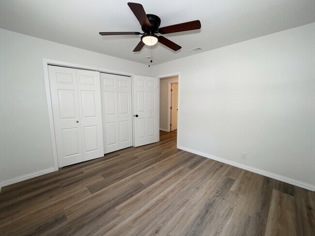 Building Photo - 1108 Park Dr