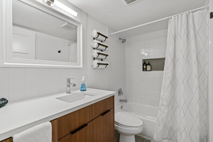 Building Photo - 2104 Lamplight Village Cir