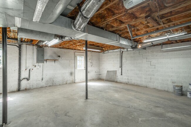 Building Photo - Spacious House in Hixson