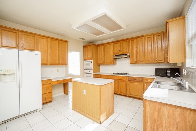 Building Photo - 822 Hyacinth Pl